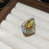 Anel Popular Europeu e Americano Leve de Luxo Formato Gota d'Água Totalmente cravejado com Diamantes Design de Artesanato Pesado Anel para o Dedo Indicador Sensação de Alto Padrão de Nicho Anel com Pedra Colorida