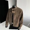 Streetwear estilo americano, design resistente, jaqueta de couro curta com ombros acolchoados, corte reto, peça de outer wear masculina de alta qualidade, estilosa e com caimento limpo