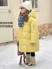 Casaco longo de plumas para meninas, novo estilo inverno 2026, casaco quente de algodão com 50% de plumas de pato branco para meninos, agasalho triplo à prova de intempéries espessado para crianças