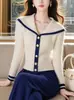 Suéter de cuello azul marino con bloques de color para mujer, otoño e invierno 2024, nuevo suéter retro de manga larga de alta gama, suave y perezoso.