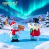 Decorações de Natal em miniatura: uma pequena figura de boneco de neve segurando uma placa, perfeita para criar uma charmosa paisagem de inverno, decorações DIY e pequenos enfeites