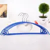 Colgador de ropa de plástico semicircular de colores antideslizante recubierto fabricante Tendedero para adultos con barra transversal Precio por 10 piezas