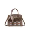 2026 Verano Nuevo Gran Capacidad Lujo Ligero Hebilla de Candado Simple Moda Elegante Retro Bolso de Mano para Viajes Diarios Bolso de Hombro Cruzado