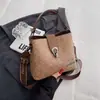 Bolso de Mujer con Hebilla Estilo Europeo y Americano Nuevo Primavera 2023 Hombro Cruzado Portátil Contraste Cuadros Bolso Cubo