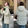 Estilo Novo de Inverno Comprimento Médio Super Valoriza Mulheres Baixas Popular Este Ano Jaqueta de Algodão com Penas Média Feminina