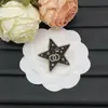 Serie Cielo Estrellado de Chanel Nueva Versión Broche Doble C Estrella y Luna Edición de Alta Calidad Artesanía Fina Accesorio de Broche Estilo Chanel