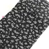 Tela de bufanda larga, suave y con caída, Tela con estampado floral pequeño clásico en blanco y negro, Estampado clásico fluido