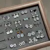 Pendientes Geométricos con Zirconia Incrustada de Aguja Plateada con Diamantes, Pendientes de Botón de Lujo Ligero con Temperamento de Gama Alta, Pendientes de Moda Populares con Sentido de Diseño y Nicho