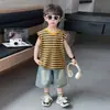 Conjunto de Colete Listrado de Verão para Meninos Estilo Coreano Roupa Infantil Conjunto de Duas Peças Lindo Casual Fashionável Roupa Cool de Bebê Peste