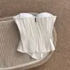 Vestido superior tipo top strapless estilo corsé adornado con una lujosa rosa blanca tridimensional