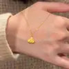 Elegante y a la moda Collar Pequeño Estilo Vestido para Mujer, Colgante de Abanico Dorado de Lujo Ligero Francés, Cadena para Clavícula de Gama Alta de Moda