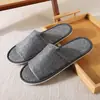 Pantuflas desechables de hotel, algodón y lino transpirables, antideslizantes, disponibles en varios colores, engrosadas para uso en hoteles, casas de huéspedes y para fines de hostelería, con opciones de logotipo para venta al por mayor