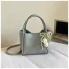 Bolso de mano de alta costura transfronterizo para mujer, nuevo y elegante bolso tipo cesta cubo con patrón de lichi, bolso de hombro y cruzado para el día a día, moderno