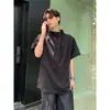Top Masculino Casual de Manga Curta com Gola Alta e Botões Irregulares, Design Moderno com Vibe High Street Americana