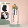 Vaso de vidrio de gran capacidad, resistente al calor y a las caídas, con un infusor incorporado para separar las hojas de té del agua, y una pajilla para beber fácilmente sobre la marcha