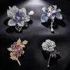 Broche Floral de Lujo Ligero con Diamantes Completos para Mujer Pin de Solapa para Traje de Gama Alta Accesorio para Vestido de Noche Temperamento Elegante Nuevo Transfronterizo