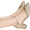 Sandalias de tacón alto para mujer para el verano de 2026, con diseño de punta cerrada, detalles calados, tacones gruesos y una sola tira con hebilla.