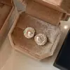 Brincos de Pérola Colorida Plissados em Forma de Crescente, Design de Nicho de Luxo Leve, Temperamento Suave, Joias Geométricas Irregulares Estilo Pequeno Chanel