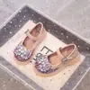 Zapatos individuales para niña de boca baja 2025 verano nuevos moda pedrería zapatos de actuación para niños nuevos zapatos de cuero para niña de suela blanda