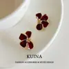 Aretes de Flor Esmaltada Rojo Oscuro con Aguja de Plata de Ley Únicos Nuevos 2025 Pendientes para Mujer Lujo Accesible de Gama Alta Pendientes de Nicho