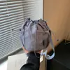 Bolsa de Tecido de Nylon com Design de Nicho para Mulheres 2025 Nova Chegada Bolsa Transversal Moda Super Popular Bolsa Saco com Cordão para Ombro Transversal