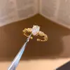 Anillo de Huevo de Paloma con Corte de Flor de Hielo de Diamante Brillante para Mujer, Diseño de Nicho de Lujo Ligero Anillo Abierto Ajustable de Moda, Joyería de Mano Exquisita con Sensación de Alta Gama