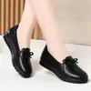 Sapatilha feminina de bico redondo, couro macio, laço, boca rasa, slip-on, preta, sola macia, sapatos de mãe, sapatos casuais baixos, sapatos femininos