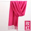 Bufanda de cachemira sintética para mujer versión coreana de otoño e invierno cálida color liso reunión anual bufanda de cachemira roja chal con flecos venta al por mayor de fábrica