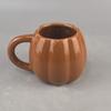 Venta al por mayor de fábrica Taza de cerámica de Halloween Forma de calabaza Taza para beber Puede logotipo Taza de café de cerámica