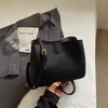 Bolso cruzado de un solo hombro texturizado 2025 Invierno Nueva moda Bolso tipo cubo moderno Estilo nicho Bolso casual elegante para mujer