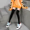 Calcetines blancos de mujer hasta la rodilla para primavera y verano, calcetines largos estilo JK japonés, calcetines altos adelgazantes para muslos, calcetines altos de algodón para estudiantes, industria de calcetines de Zhuji