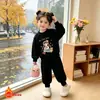 Novo conjunto de outono e inverno para meninas em estilo doce, forrado com fleece, conjunto de duas peças moderno, casual e estiloso para a escola, 2026