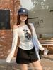 Camiseta Gris de Manga Larga con Estampado de Cachorros, Escote Asimétrico Bardot, Parte Superior Fruncida, Prenda Base para Outfits de Principios de Otoño para Mujer