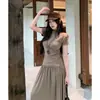 Conjunto casual para mujer, nueva colección de principios de otoño estilo coreano, versátil y favorecedor, con un top de manga corta de cuello medio-alto y una falda larga de cintura alta