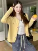 Chaqueta cárdigan única y súper elegante de estilo coreano para mujer, nuevo modelo 2026, suéter de punto amarillo, top para atuendo de principios de otoño estilo coreano