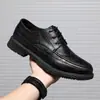 Sapatos Casuais de Couro para Homem de Verão, Calçados Formais de Negócios, Sapatos de Noivo Pretos para Casamento, Sapatos Sociais de Couro Apontados Estilo Britânico Jovem