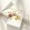 Estilo Retrô Europeu e Americano Colorido Divertido Pingente de Número Pulseira em Forma de C com Nó Banhada a Ouro 18K Doce Cool Color-Blocking Pulseira Aberta