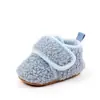 Nuevos zapatos de bebé para otoño e invierno, cálidos y cómodos, con forro de lana de cordero, cierre de velcro y suela de goma antideslizante