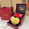 Regalo de Acción de Gracias en Stock por Cumplir Treinta Años Corazón de Amor Dorado Pastel Forma de Corazón Caja de Regalo Exquisita de Alta Gama Souvenir de Negocio de Seguros