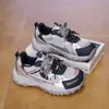 Zapatillas deportivas de malla, zapatillas de papá de suela gruesa para mujer, nuevas versátiles transpirables de moda 2026 casual para aumentar la altura para correr en beige-marrón