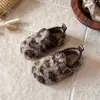 Zapatos Peludos Estilo Coreano para Niñas con Estampado de Leopardo Nuevas Llegadas Otoño/Invierno 2026 Mocasines Cálidos de Terciopelo Plus para Bebés Zapatos de Algodón para Exteriores para Niños