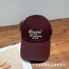 Boné de Baseball Bordado com Letra Nova Moda Estilo Coreano Chapéu de Sol Versátil Boné Casual para Viagem ao Ar Livre para Homens e Mulheres