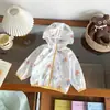 Xw266570 Ropa Infantil con Protección Solar Verano 2026 Cardigan con Estampado de Coche de Dibujos Animados y Oso Chaqueta con Capucha para Proteger del Sol