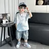 Conjunto de Camiseta de Verano con Estampado de Letras Rasgada de Manga Corta para Niños, Estilo Coreano, Atuendo de Dos Piezas Elegante y Moderno para Niños