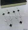 Artículo popular para transmisiones en vivo: Pulsera de trébol de cuatro hojas de alta gama V-gold para mujer, lujo ligero, moderna y versátil, pulsera de cinco flores de ágata y nácar chapada en 18k