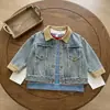 Otoño 2026 Nuevo Estilo Conjunto de Tres Piezas de Mezclilla con Cuello de Pana y Camiseta Base Rayada Bordada para Bebé y Niño
