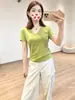 ¡Camiseta elegante de cuello en V estrecho, hombro normal! Tela de Lyocell, amigable con la piel, elegante, de manga corta, color liso, transpirable, top adelgazante