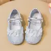 Zapatos Pequeños de Cuero con Mariposa Hueca y Perla para Niñas 2026 Primavera/Verano Nuevos Modernos Versátiles Casuales Zapatos Mary Jane para Niños