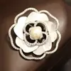 Broche Exquisito de Rosa Fragante Cortada Pequeña de Lujo para Mujer Corsage de Camelia con Perla Microincrustada Broche Simple Elegante