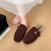 Zapatillas de felpa retro versátiles para otoño e invierno, slip-on, tacón medio, punta cerrada, peludas, 2026, zuecos de tacón plano, estilo nuevo